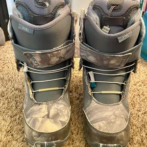 Burton Axel Woman’s Snowboarding Boots Size 7.5